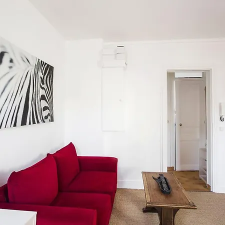 Eiffel Tower View Apartment *